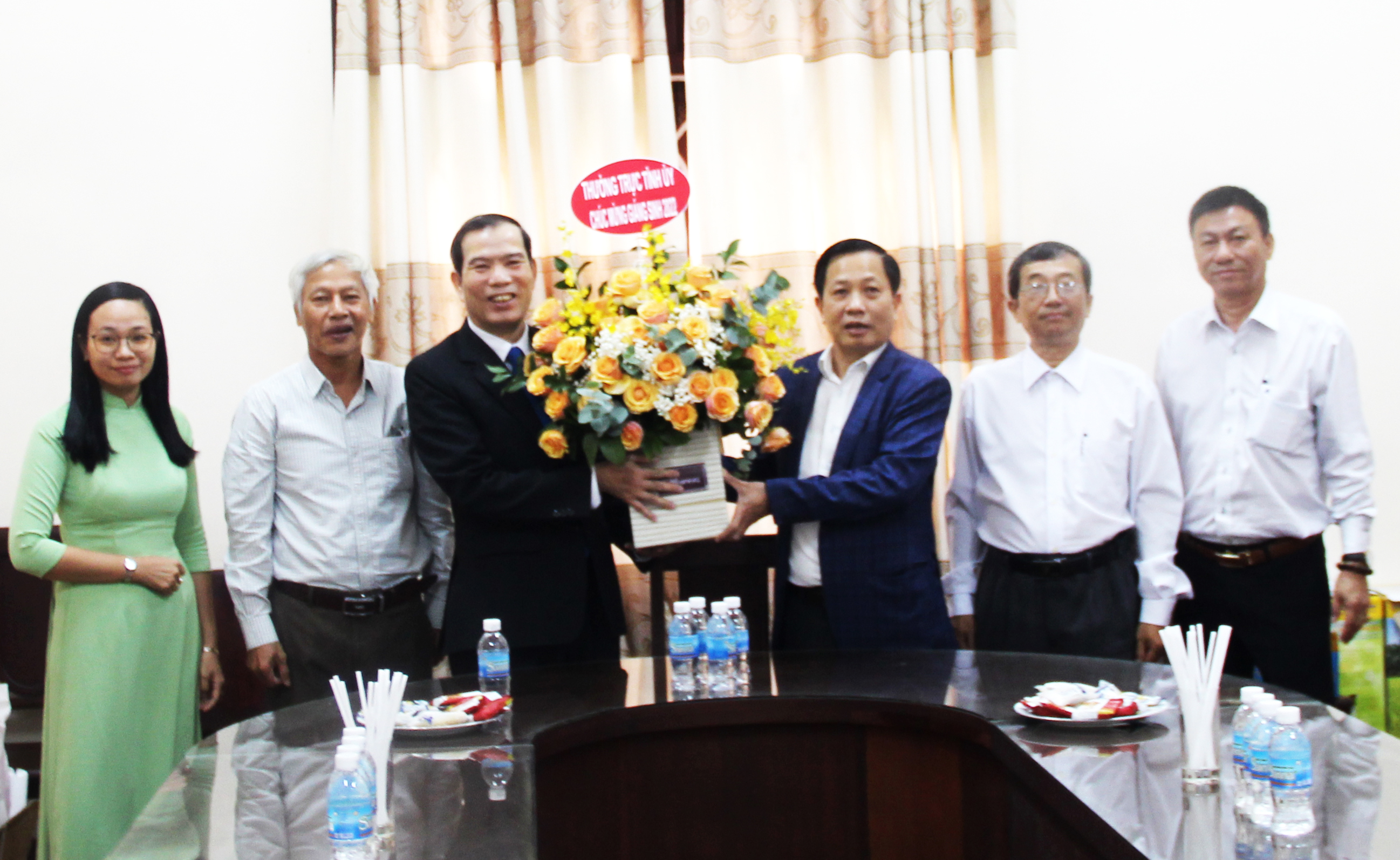 Ông Hà Quốc Trị tặng hoa cho Hội thánh Tin lành Nha Trang.