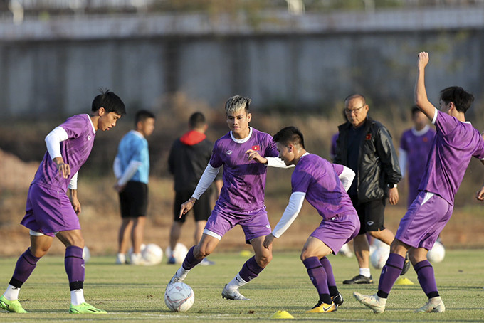 Vietnamese players practicing before the match with Laos (Photo: Tuan Huu Pham) 