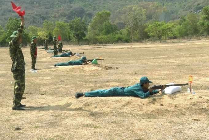 Ban Chỉ huy Quân sự TP. Cam Ranh tổ chức huấn luyện cho lực lượng dân quân tự vệ.