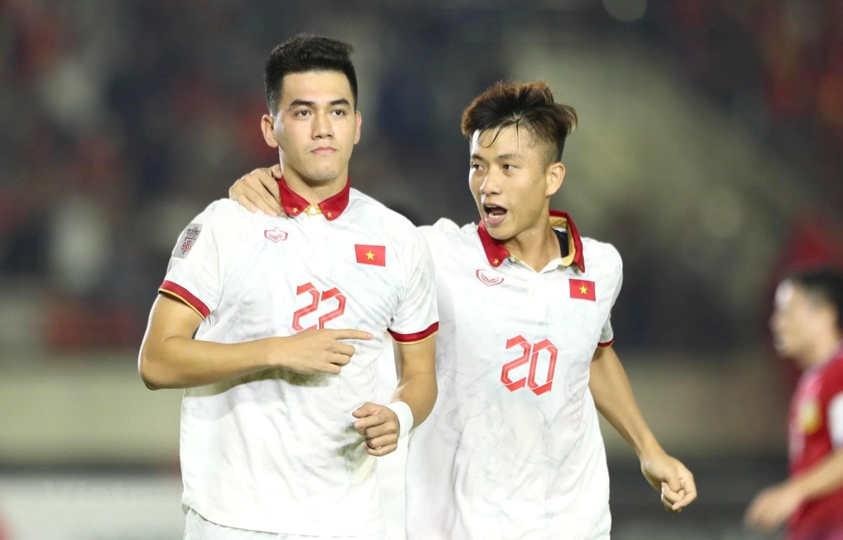 Tien Linh (Jersey 22) scores one goal in the match with Laos