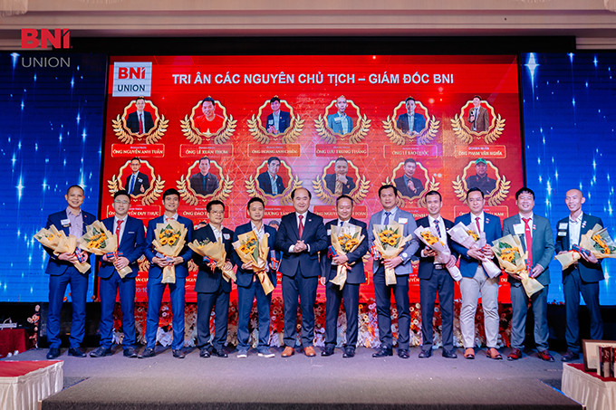 Lãnh đạo BNI Việt Nam tặng hoa tri ân các nguyên chủ tịch - giám đốc BNI Union Chapter.