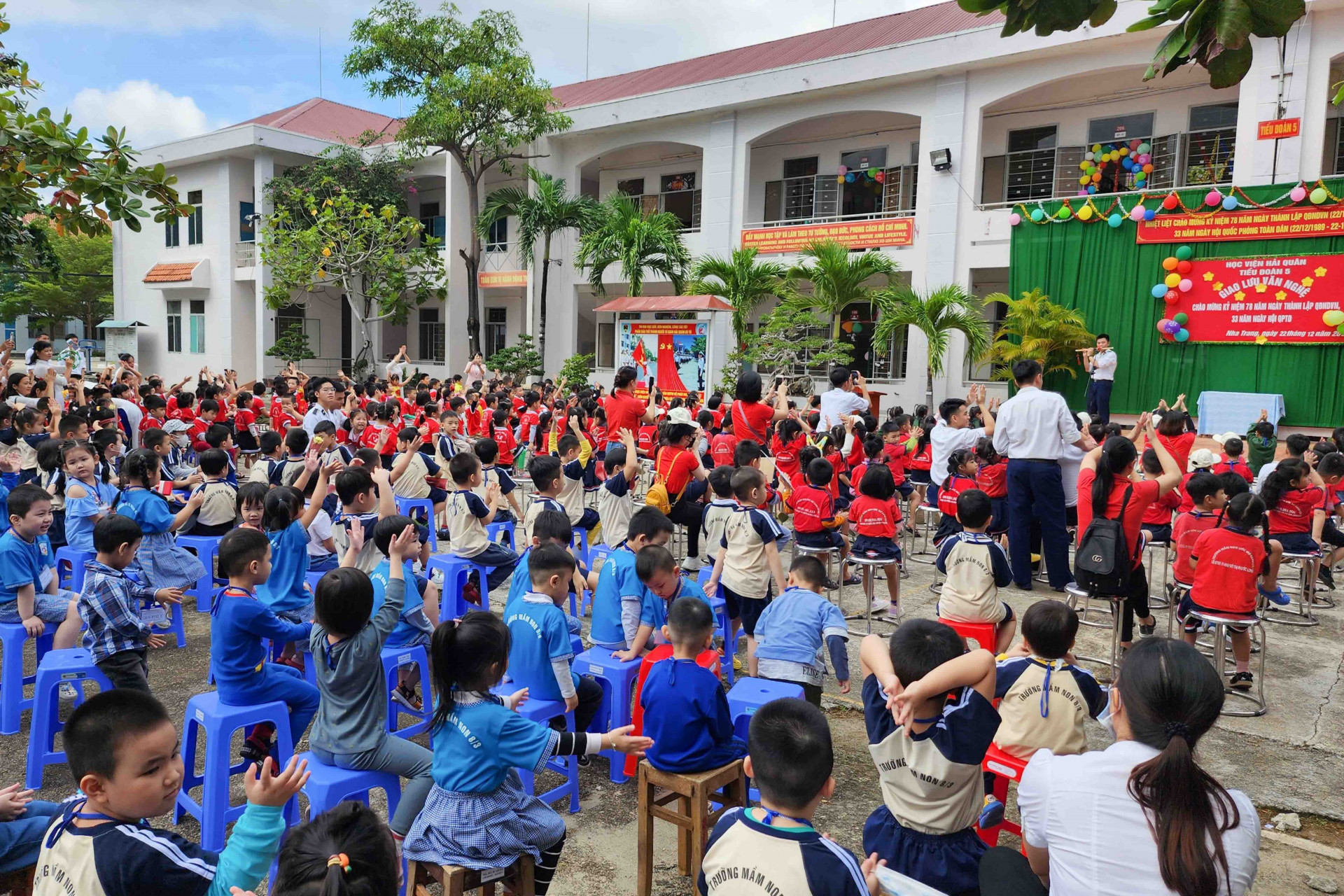 Các học sinh, giáo viên đến giao lưu tại Học viện Hải quân