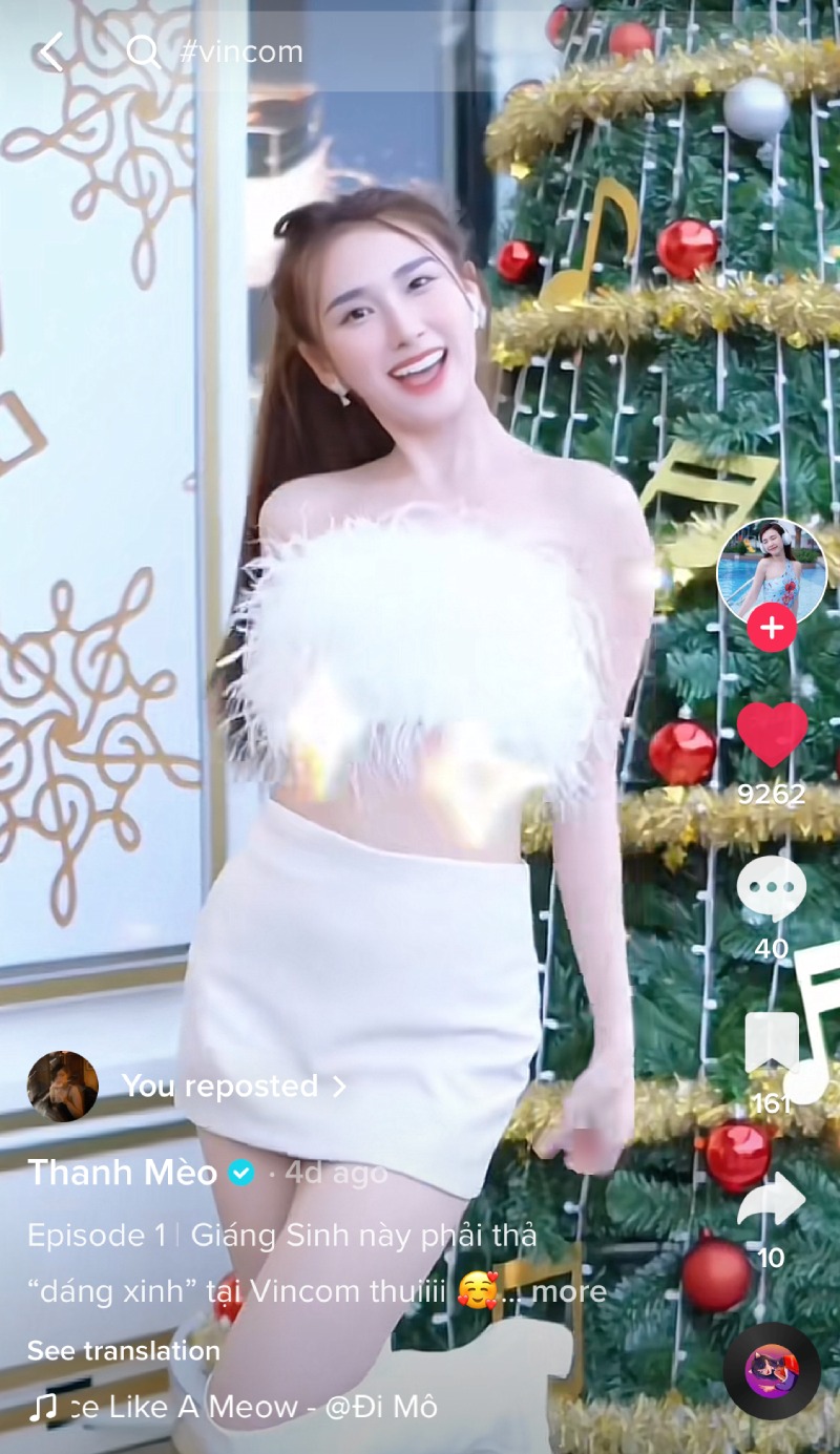 Hot girl Thanh Mèo thả dáng xinh bên cây thông Giáng sinh tại Vincom Center Landmark 81 trên nền nhạc viral #DanceLikeAMeow “triệu views”