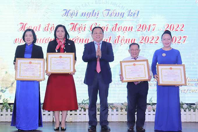 Ông Lê Hữu Hoàng - Phó Chủ tịch Thường trực UBND tỉnh (thứ 3 từ phải qua) trao bằng khen cho các tập thể có thành tích xuất sắc.