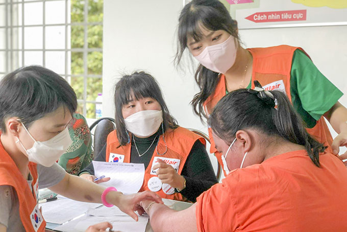 Bệnh viện Đa khoa tỉnh phối hợp với bác sĩ thuộc Hiệp hội Bác sĩ mở Hàn Quốc khám bệnh cho người dân xã Suối Cát.