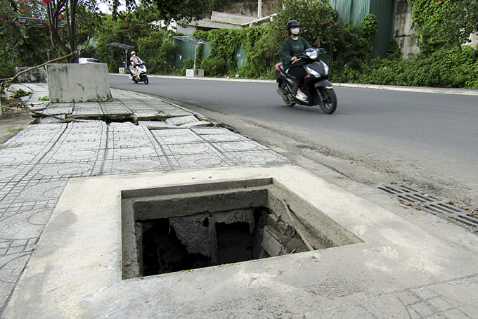 Miệng hố không có nắp đậy trên vỉa hè
