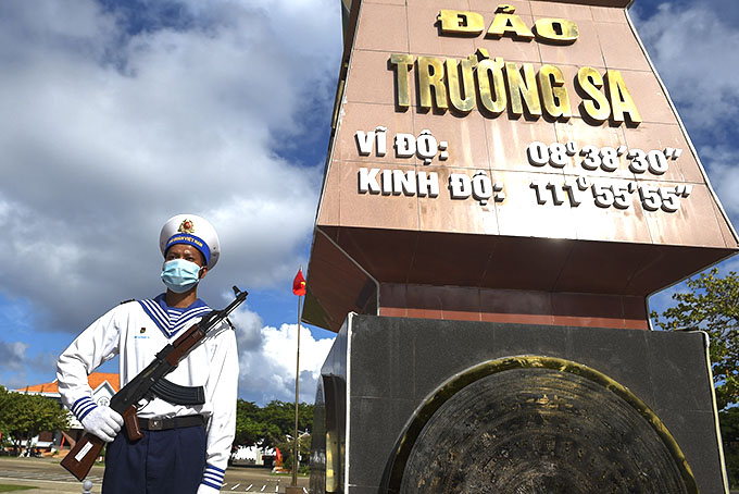 Chiến sĩ trẻ canh gác bên cột mốc chủ quyền đảo Trường Sa.