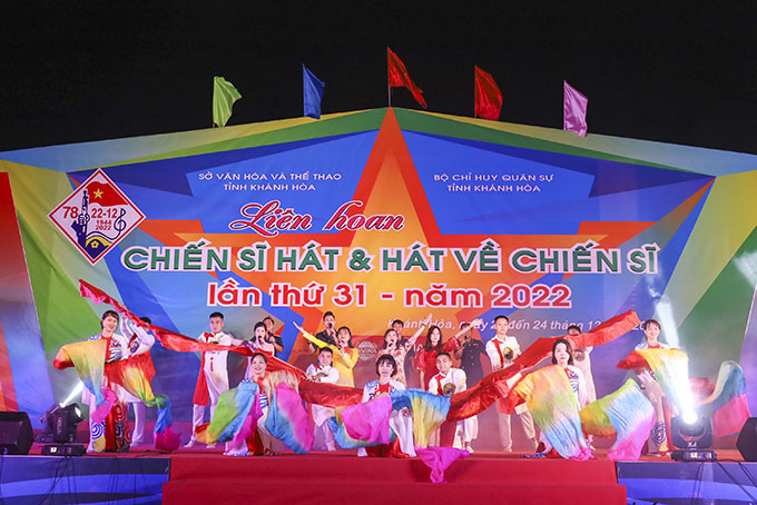 Phần thi diễn của đoàn nghệ thuật quần chúng Trường Sĩ quan Không quân.