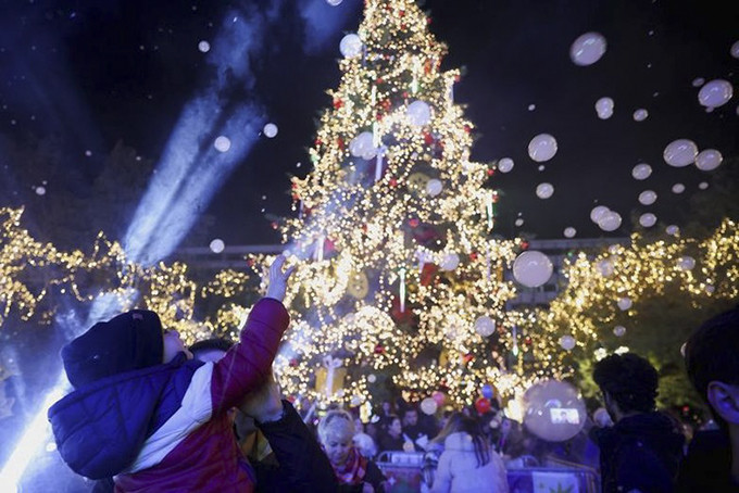 Em bé hào hứng với lễ thắp sáng cây thông Noel tại Athens, Hy Lạp, ngày 1/12/2022. (Ảnh: Reuters)