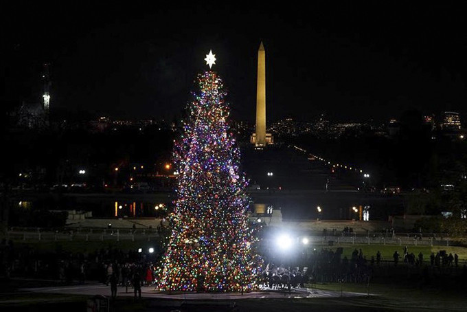 Sắc màu rực rỡ của cây thông Noel tại Đồi Capitol, Mỹ. (Ảnh: Reuters)