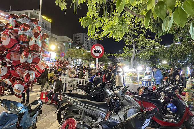 Cần xử lý tình trạng bán hàng rong ở những nơi tôn nghiêm, tín ngưỡng