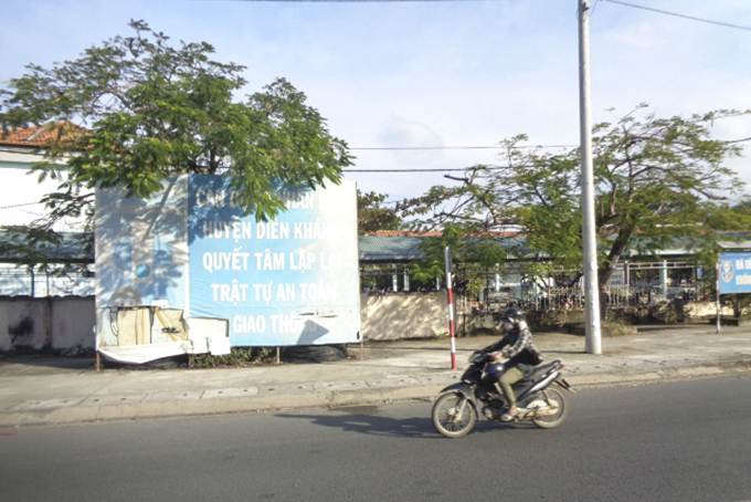 Pa nô bị rách, mờ chữ