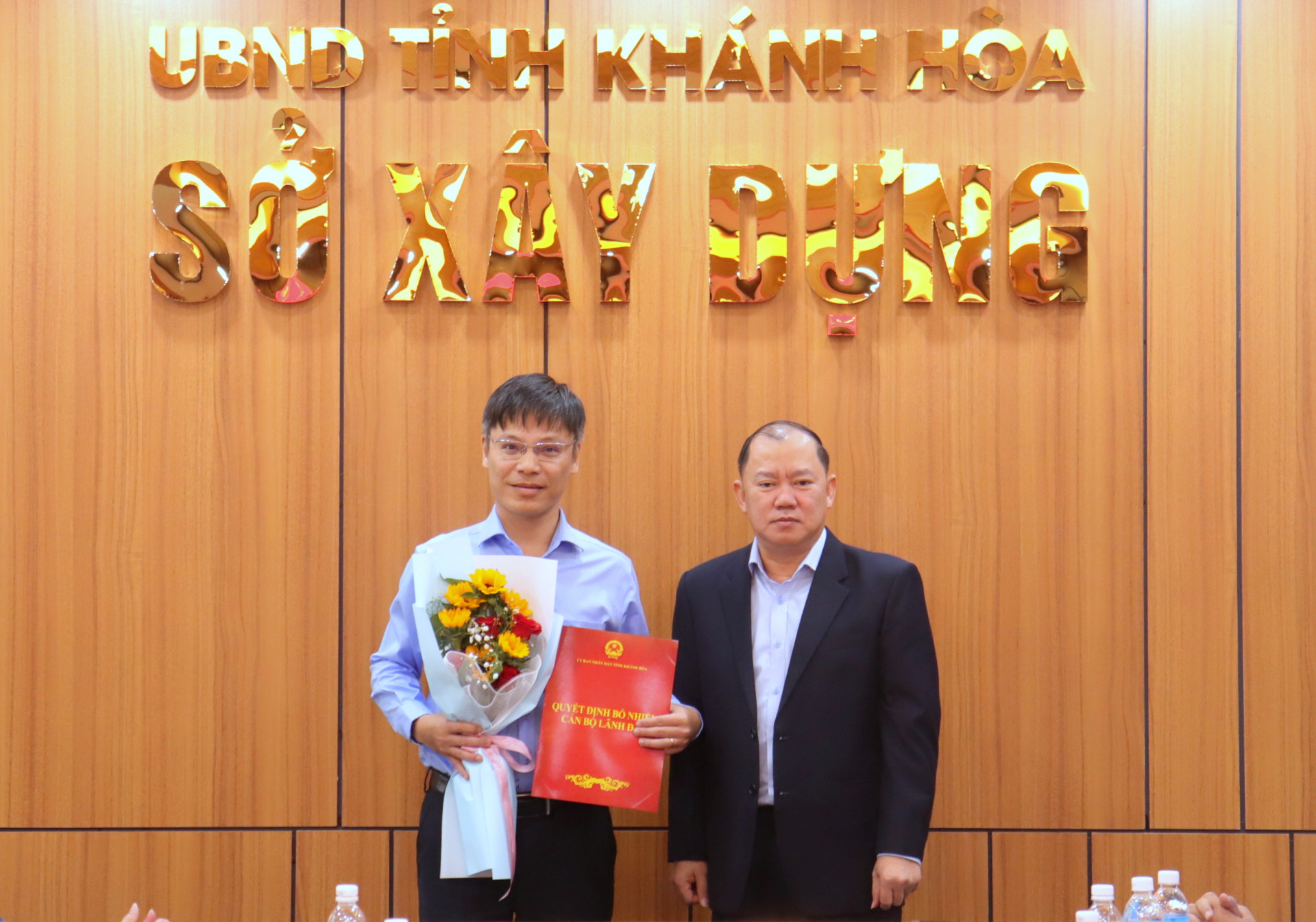Ông Nguyễn Anh Tuấn trao quyết định bổ nhiệm cho ông Lê Minh Tiến.