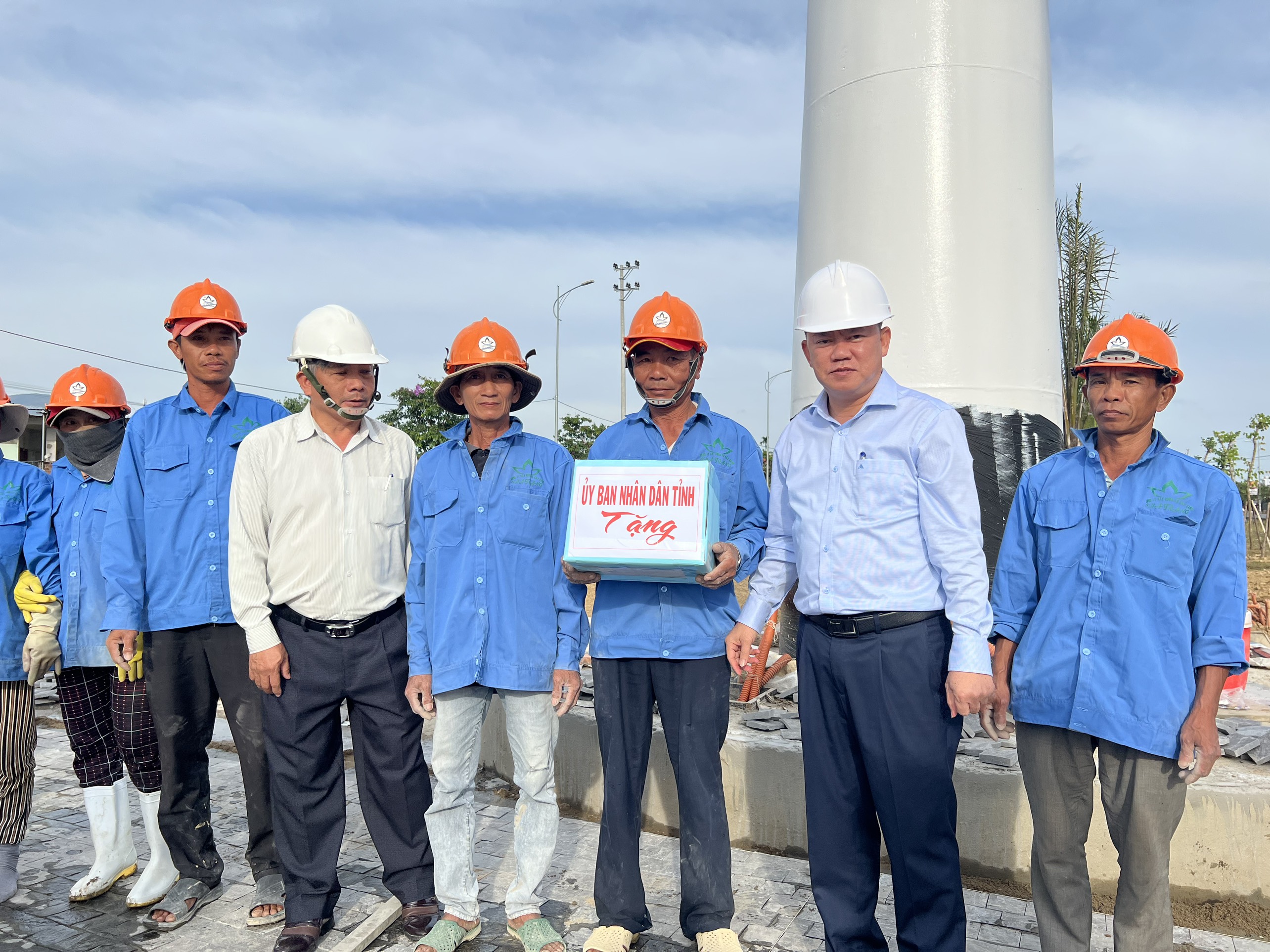 Ông Nguyễn Anh Tuấn động viên công nhân đang thi công dự án.