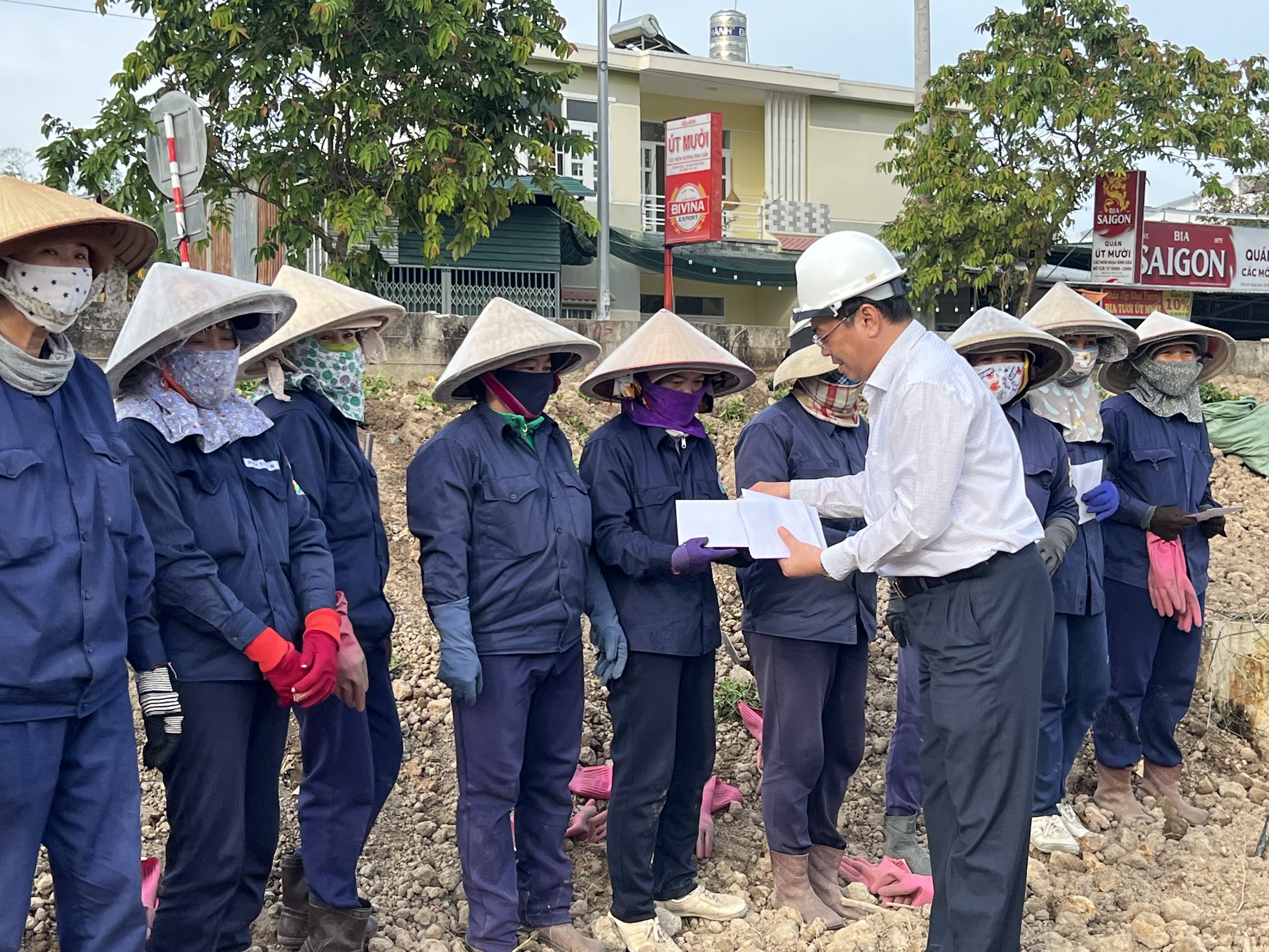 Ông Nguyễn Sỹ Khánh - Chủ tịch UBND TP. Nha Trang tặng quà động viên công nhân trồng cây tại dự án