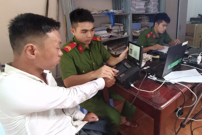 Lực lượng Công an huyện làm căn cước công dân gắn chip điện tử  cho người dân xã Vạn Thắng.
