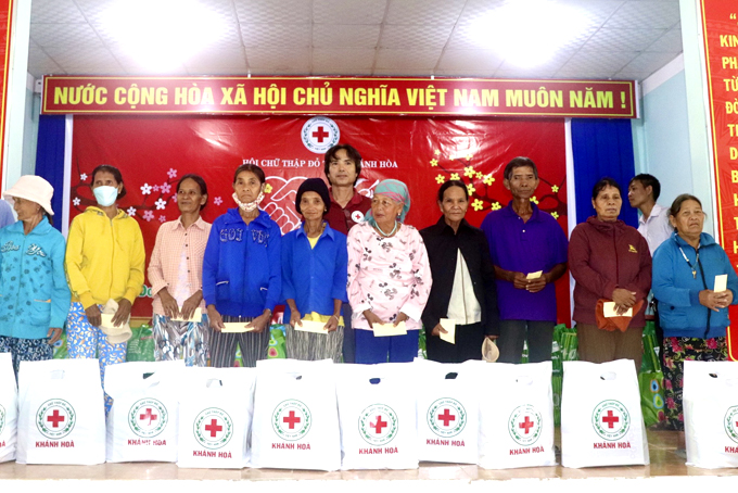 Ông Phan Đình Huân tặng quà “Tết nhân ái” cho người dân xã Liên Sang, huyện Khánh Vĩnh.