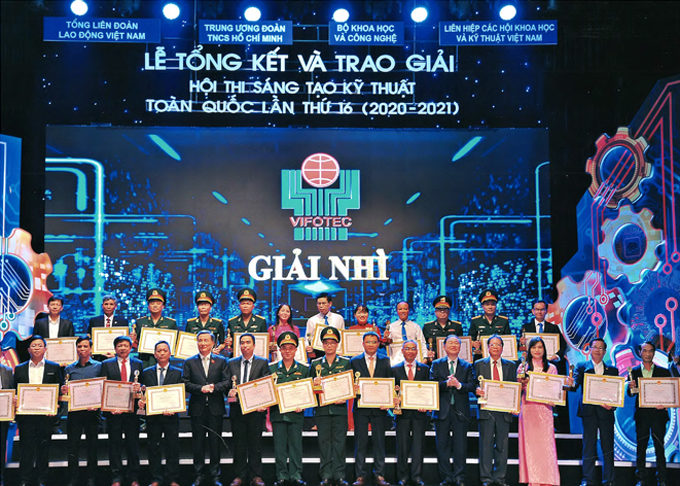 Phó Giáo sư, Tiến sĩ Nguyễn Đức Tân (hàng trước, thứ 4 từ phải sang) nhận giải nhì tại Vifotec lần thứ 16 (2020 - 2021). 