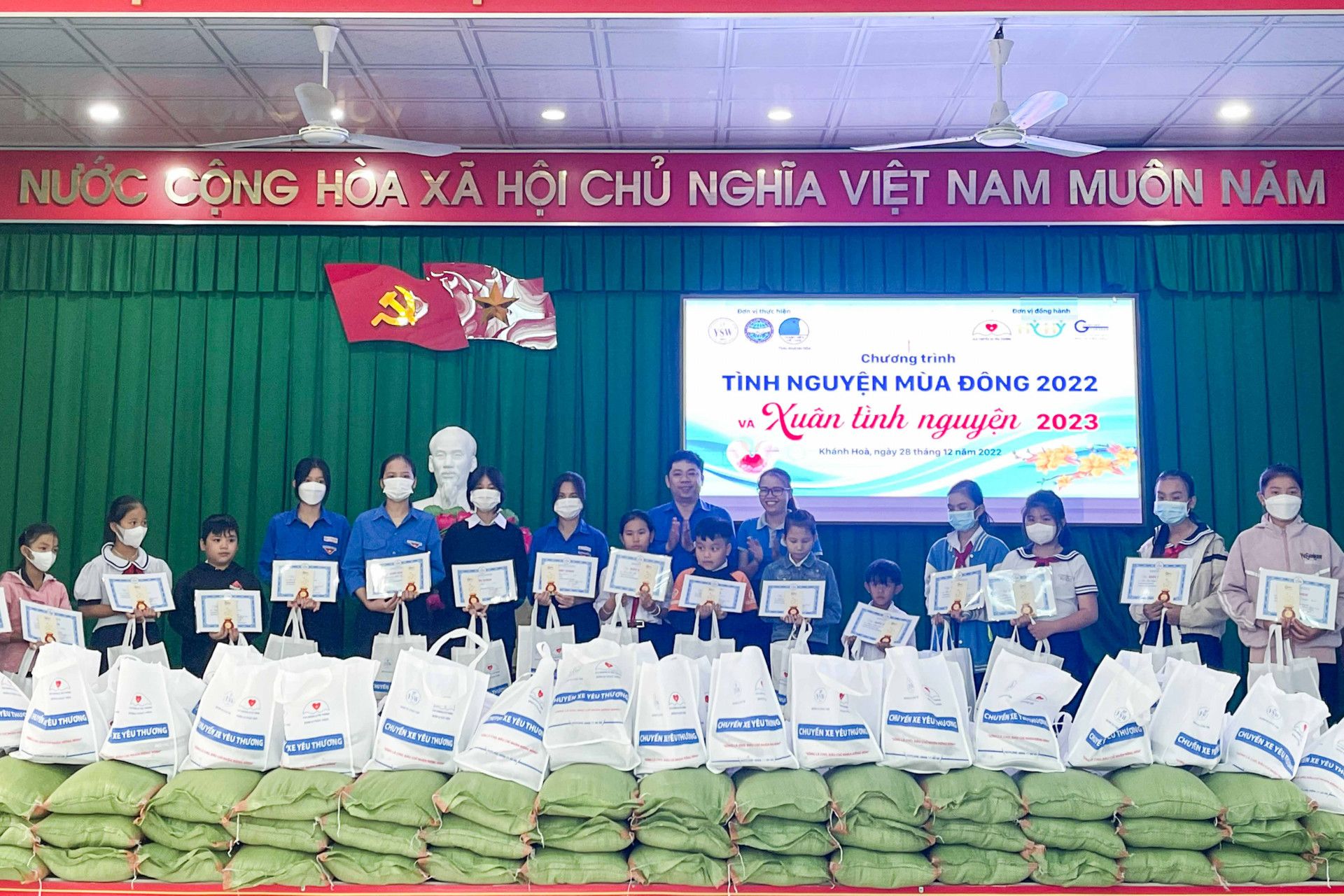 Trao học bổng cho các học sinh vượt khó học giỏi