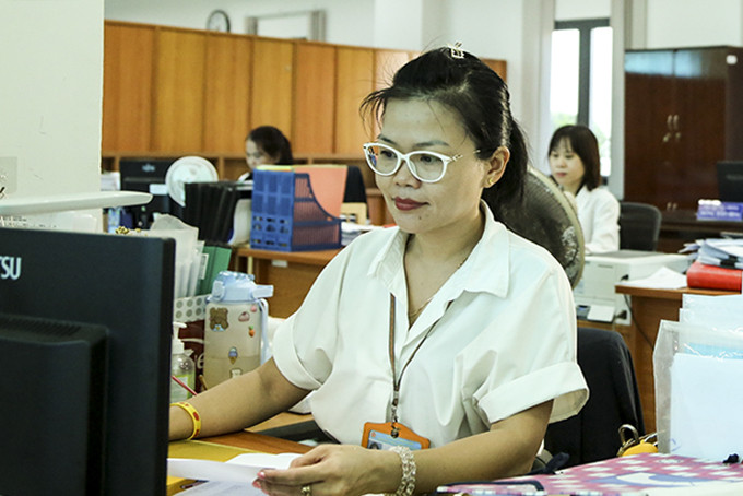 Kế toán viên Phòng Kế toán Nhà nước Kho bạc Nhà nước Khánh Hòa xử lý chứng từ trên dịch vụ công trực tuyến.