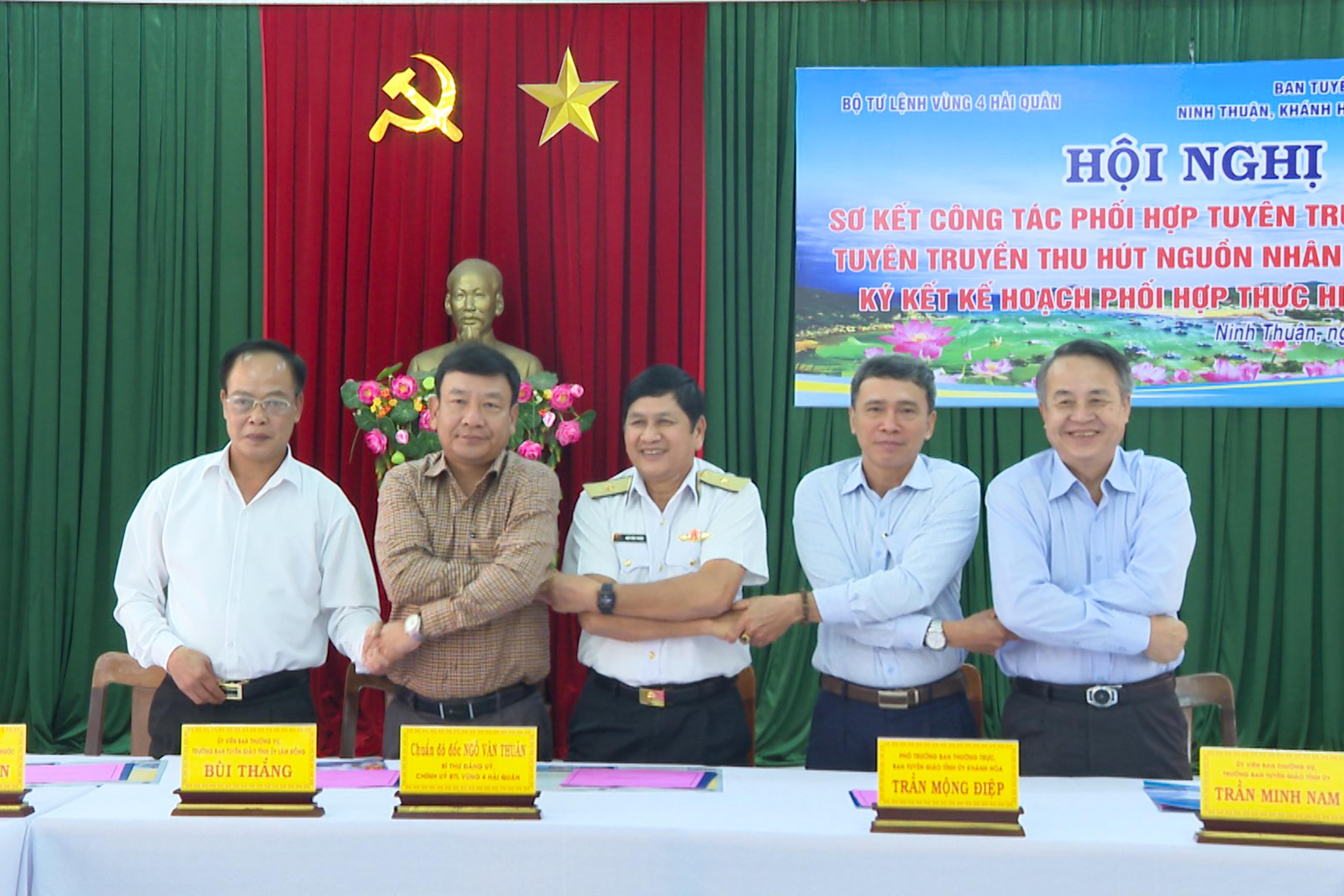 Bộ Tư lệnh Vùng 4 Hải quân và Ban Tuyên giáo các tỉnh ký kết kế hoạch phối hợp tuyên truyền biển, đảo năm 2023