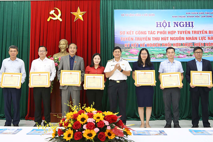 Bộ Tư lệnh Vùng 4 Hải quân tặng giấy khen cho các cá nhân có thành tích tốt trong công tác phối hợp tuyên truyền biển, đảo