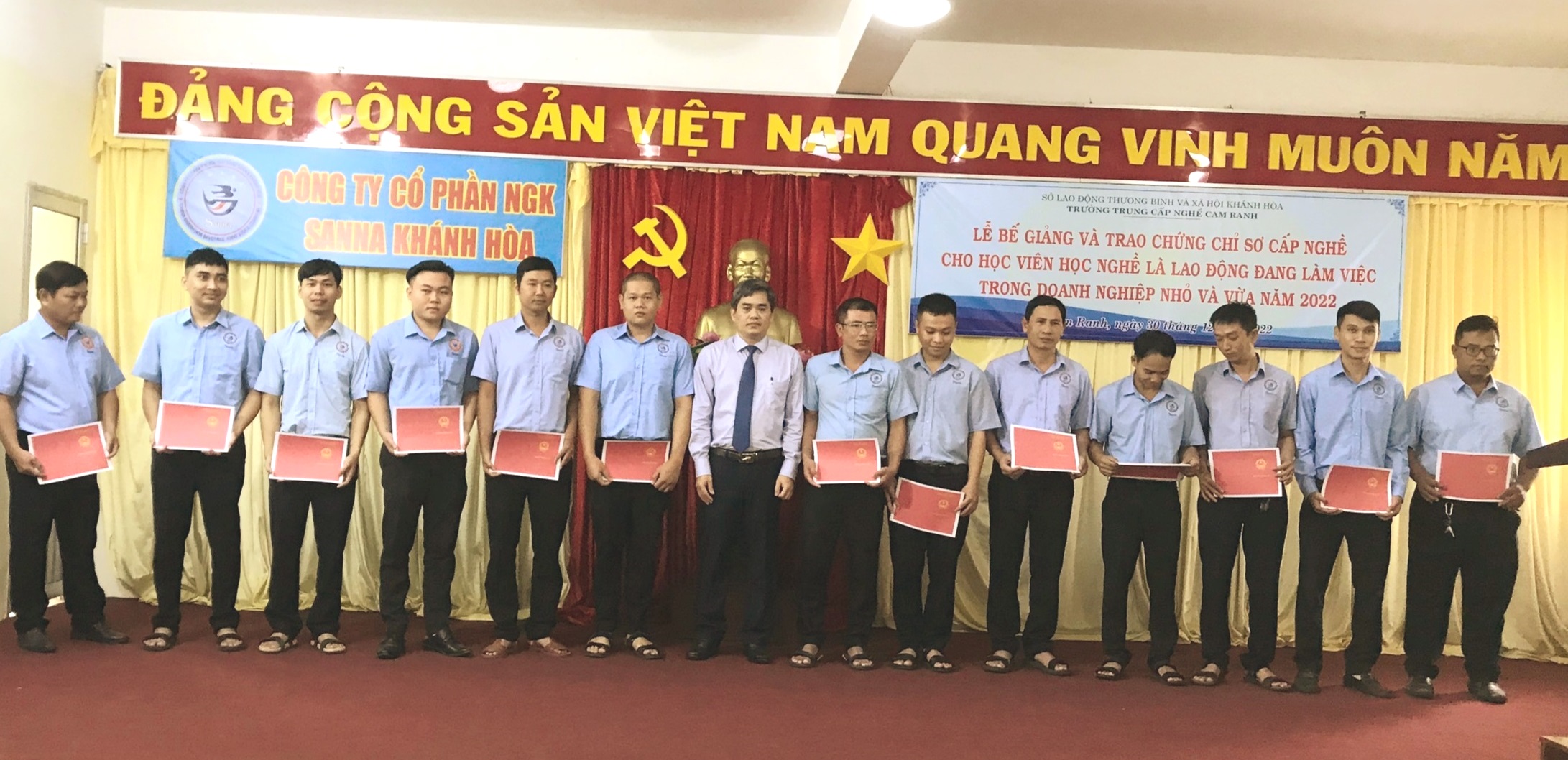 Lãnh đạo Trường Trung cấp nghề Cam Ranh trao chứng chỉ cho người lao động.