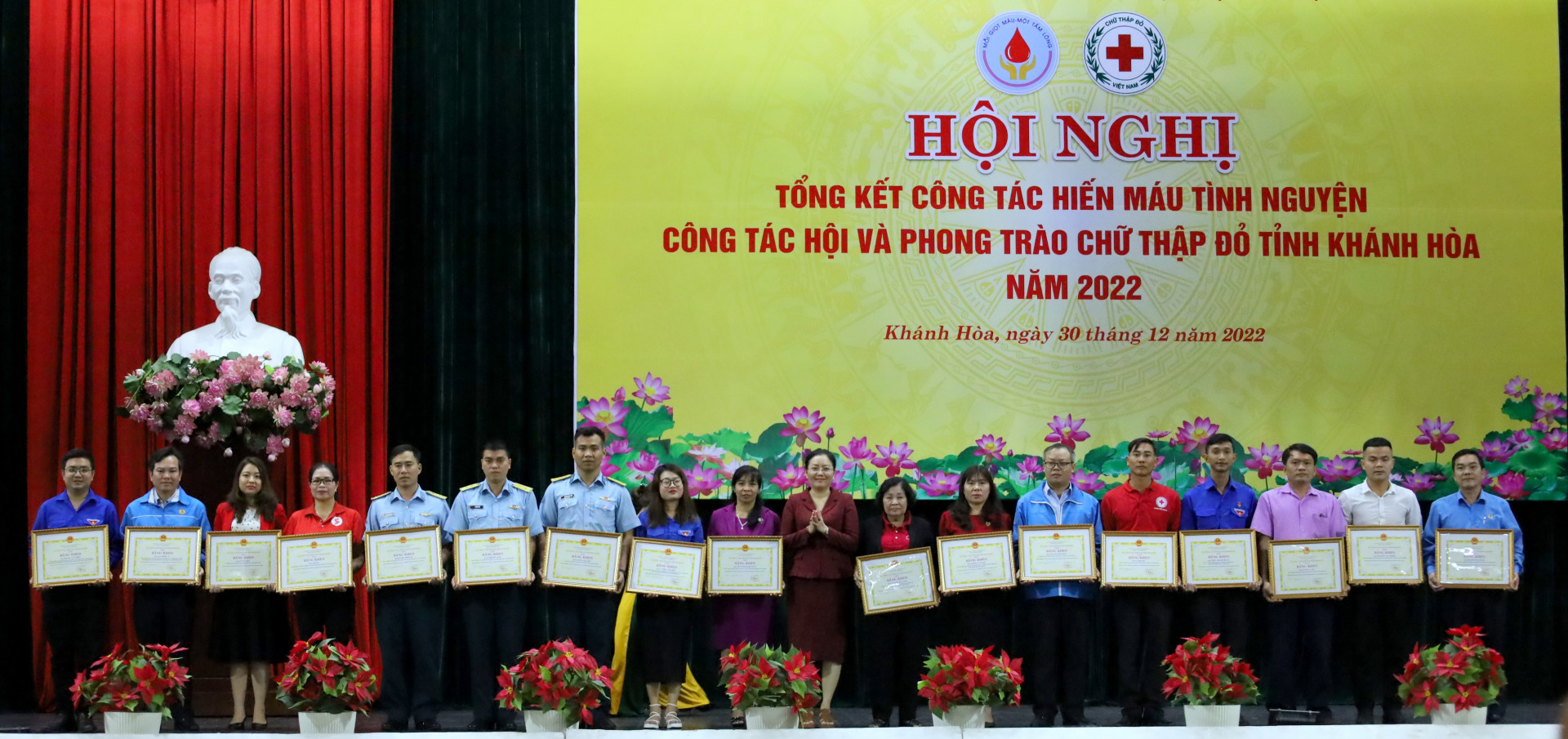 Bà Phạm Thị Xuân Trang - Phó Chủ tịch HĐND tỉnh (thứ 9 từ phải sang) trao bằng khen UBND tỉnh cho các cá nhân.