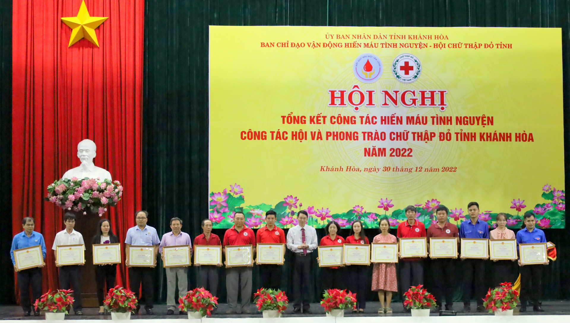Ông Đinh Văn Thiệu - Phó Chủ tịch UBND tỉnh (ở giữa) trao bằng khen cho các tập thể.