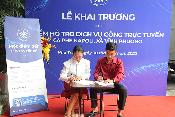 Đại diện địa phương ký bản ghi nhớ với cơ sở kinh doanh tại xã Vĩnh Phương.