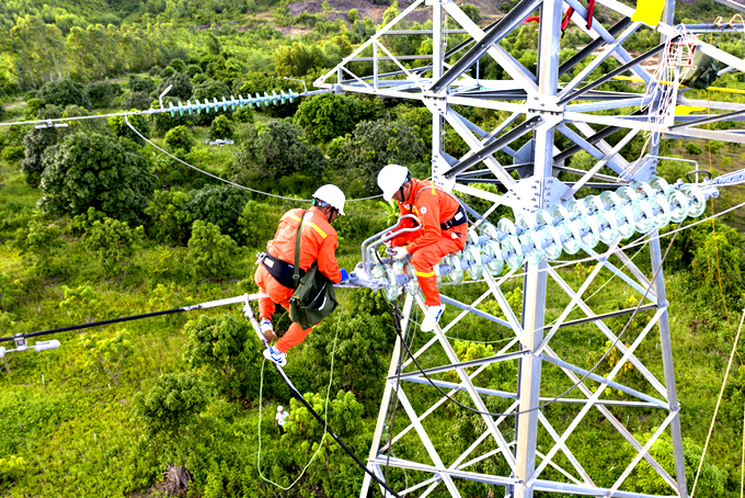 Thay sứ cho đường dây 220kV  Vân Phong -  Nha Trang. Ảnh: ĐÌNH LÂM