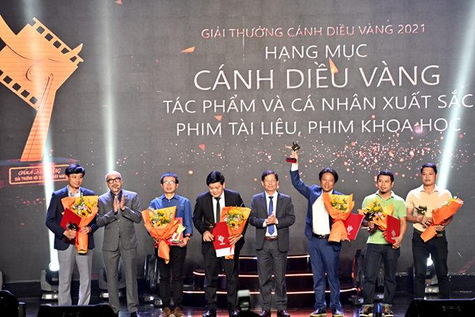 Ông Nguyễn Tấn Tuân - Phó Bí thư Tỉnh ủy, Chủ tịch UBND tỉnh trao giải Cánh diều vàng cho hạng mục tác phẩm và cá nhân xuất sắc phim tài liệu, phim khoa học. Ảnh: VĨNH THÀNH