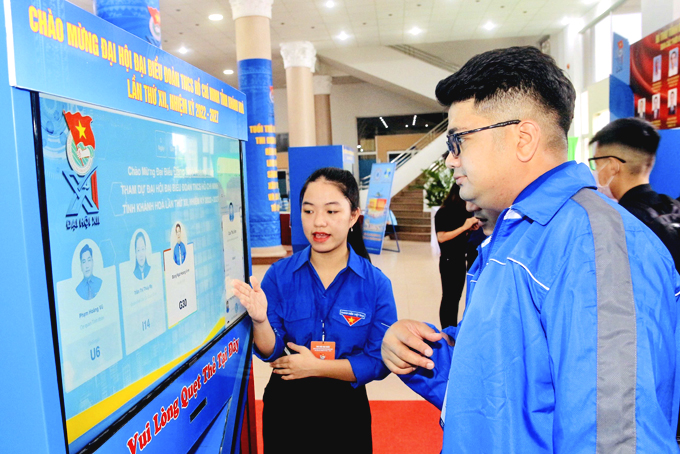 Đại hội đại biểu Đoàn Thanh niên Cộng sản Hồ Chí Minh tỉnh lần thứ XII, nhiệm kỳ 2022 - 2027 ứng dụng công nghệ số vào điểm danh, cung cấp tài liệu cho đại biểu tham gia Đại hội. Ảnh: V.THÀNH
