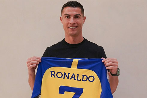 Cristiano Ronaldo sẽ trở thành cầu thủ được trả lương cao nhất lịch sử nếu ký hợp đồng với câu lạc bộ Al-Nassr của Ả Rập Xê Út.