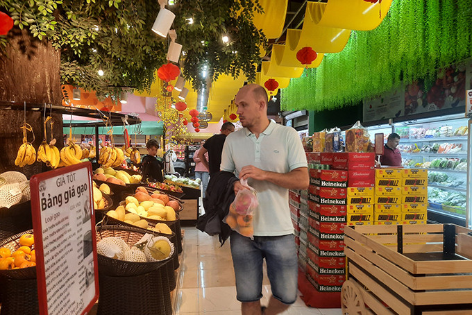 Tourists shopping at Hon Chong Center