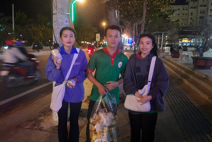 Students of Nha Trang University selling goods to raise funds for a volunteer program.