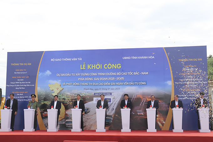 Các đại biểu bấm nút khởi công Dự án thành phần đầu tư xây dựng đoạn Vân Phong - Nha Trang.