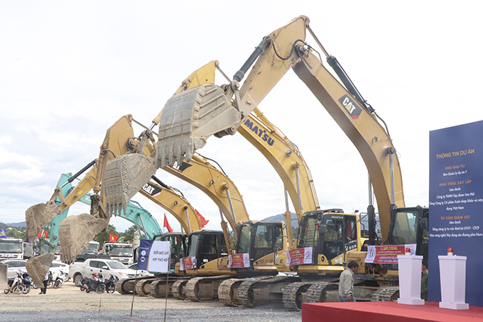 Các phương tiện, máy móc chuẩn bị sẵn sàng thi công Dự án thành phần đầu tư xây dựng đoạn Vân Phong - Nha Trang.