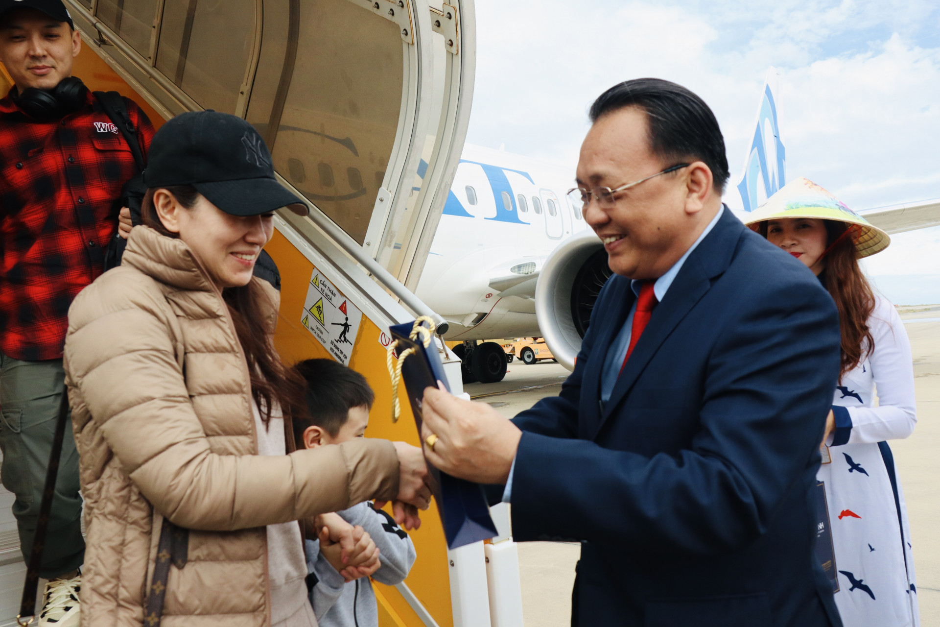 Phó Chủ tịch thường trực UBND tỉnh Lê Hữu Hoàng tặng quà chi du khách đến từ Kazakhstan