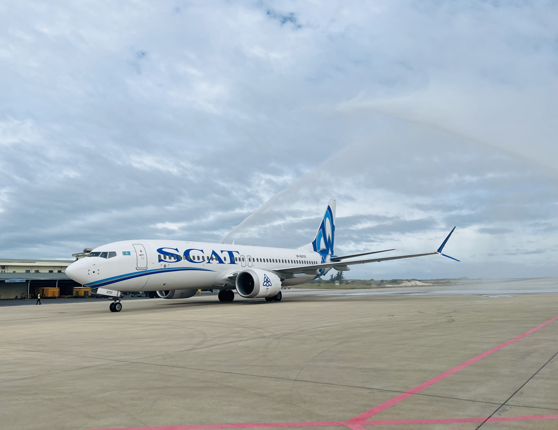 Nghi thức phun vòi ròng chào đón chuyến bay của SCAT Airlines đến Cam Ranh