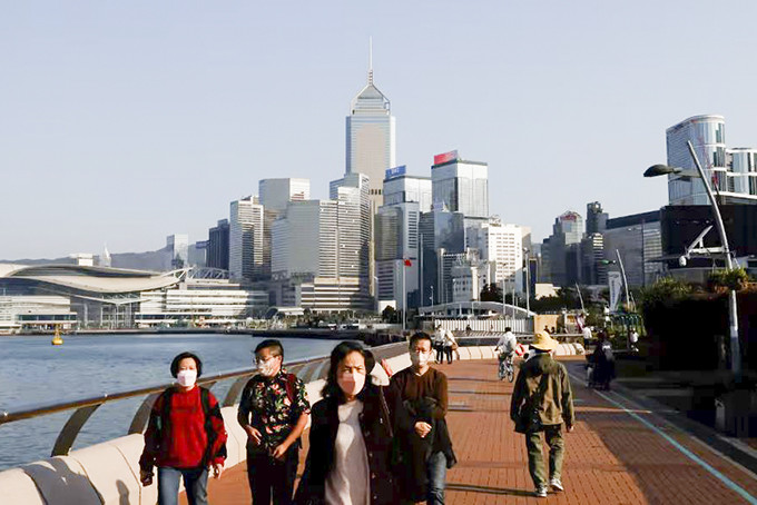 Người dân đeo khẩu trang phòng ngừa COVID-19 ở Hong Kong, Trung Quốc, ngày 28/12/2022. (Nguồn: Reuters)