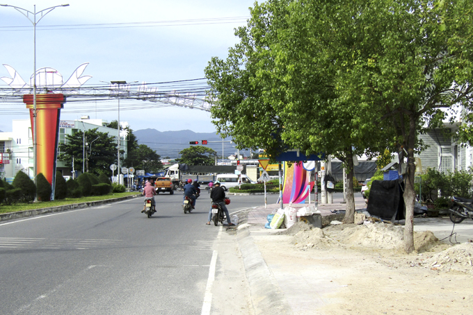 Bảng chỉ đường bị cây xanh che khuất