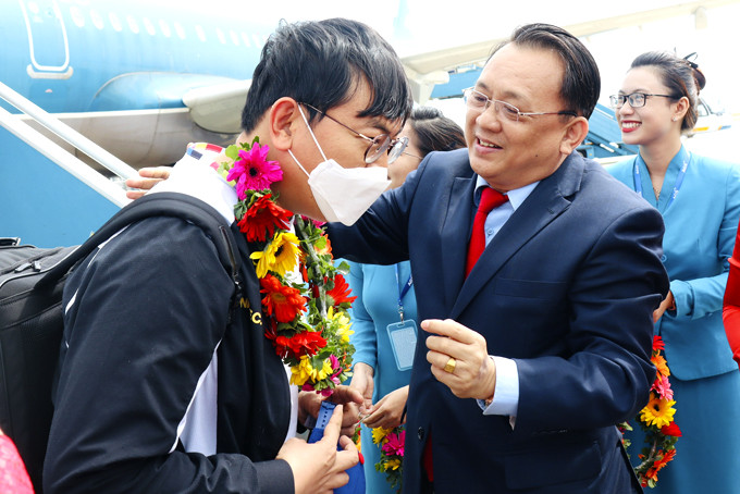 Đồng chí Lê Hữu Hoàng tặng hoa chào đón du khách Hàn Quốc  đến Khánh Hòa trong ngày đầu năm 2023.