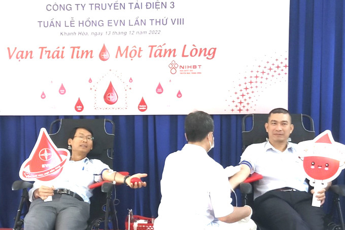 án bộ, nhân viên Công ty Truyền tải Điện 3 tham gia hiến máu tình nguyện.
