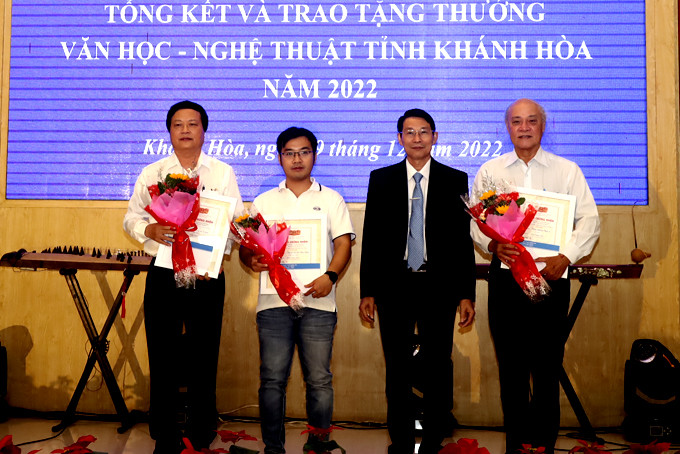 Đồng chí Đinh Văn Thiệu trao Tặng thưởng văn học nghệ thuật tỉnh  năm 2022 cho các tác giả đạt giải A. 