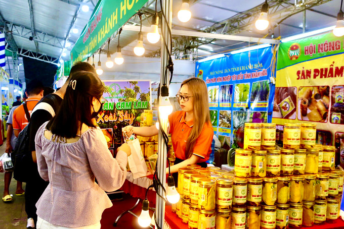 Khách hàng mua sản phẩm xoài sấy của nhóm tại Hội chợ triển lãm sản phẩm nông nghiệp tiêu biểu TP. Hồ Chí Minh năm 2022