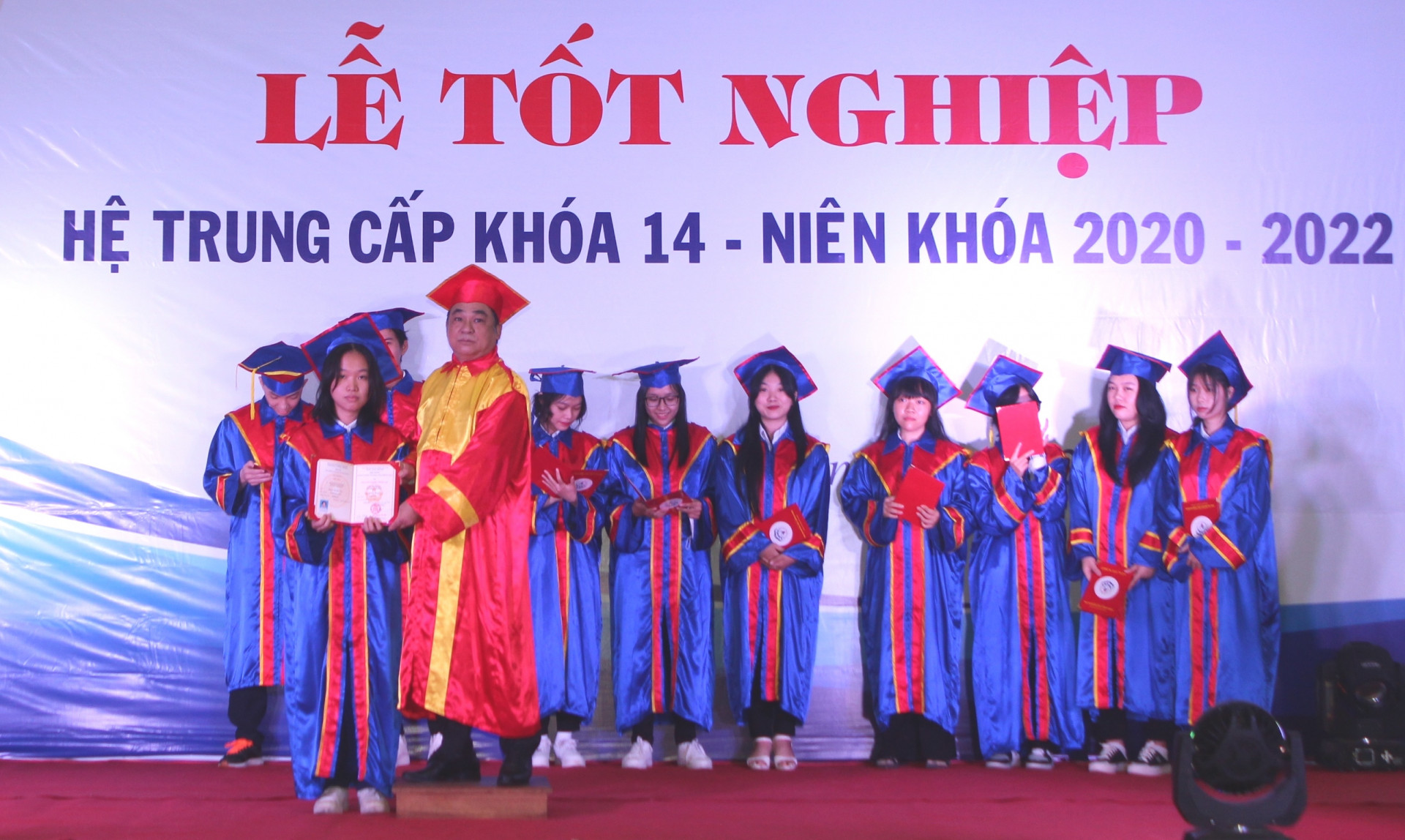Lãnh đạo Trường Cao đẳng Kỹ thuật Công nghệ Nha Trang trao bằng tốt nghiệp cho học sinh.