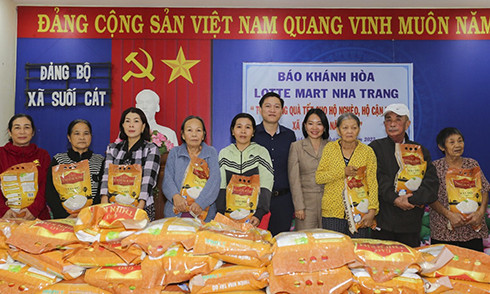 Lãnh đạo Báo Khánh Hòa cùng Lotte Mart Nha Trang tặng 1 tấn gạo cho các hộ cận nghèo xã Suối Cát.