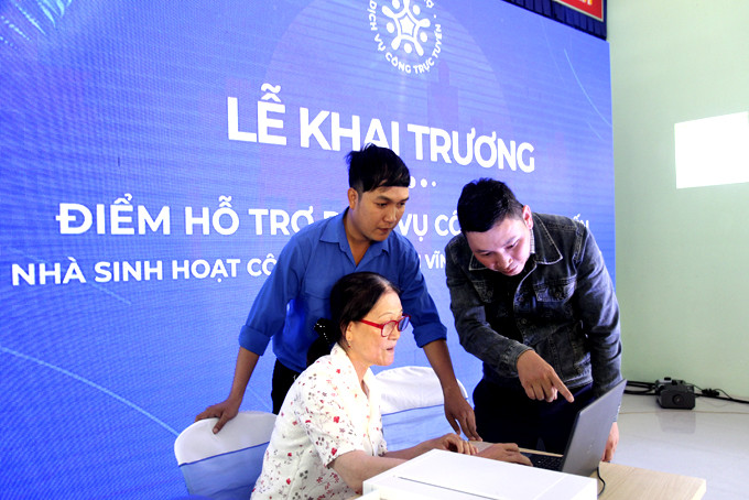Hỗ trợ người dân thực hiện thủ tục hành chính trực tuyến trong ngày khai trương  điểm hỗ trợ dịch vụ công trực tuyến (29-12-2022) tại thôn Vĩnh Điềm Trung, xã Vĩnh Hiệp (TP. Nha Trang). 