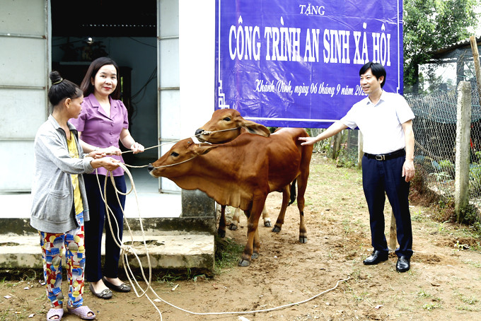 Hội Nông dân tỉnh trao sinh kế cho nông dân khó khăn ở Khánh Vĩnh.